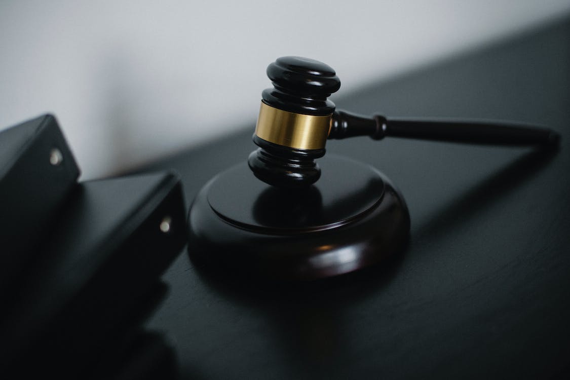 明知自己感染艾滋病還與他人發(fā)生性行為違法嗎？